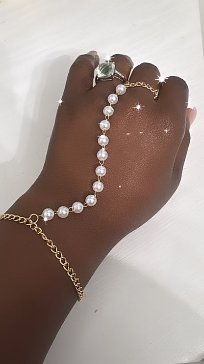 PEARLA HAND CHAIN