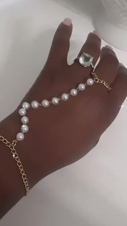 PEARLA HAND CHAIN